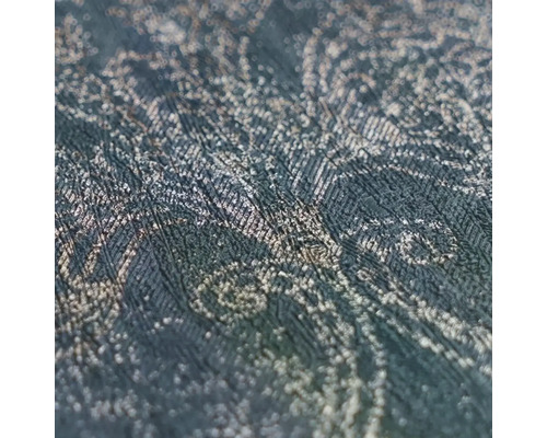 Detailný záber vliesovej tapety so štruktúrovaným ornamentálnym vzorom a jemnou razbou s trblietavým efektom.