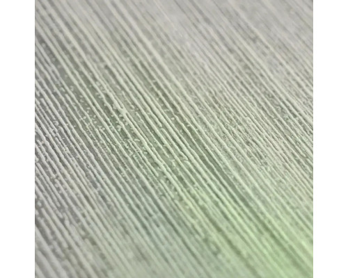 Detail tapety s jemnou štruktúrou zvislých čiar a hmatateľným reliéfom.