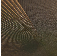 Detail tapety s vejárovitou štruktúrou a metalickým efektom.