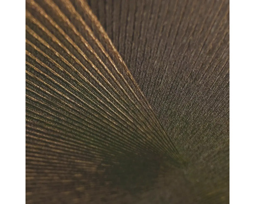 Detail tapety s vejárovitou štruktúrou a metalickým efektom.