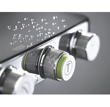 Detailný záber na sprchové ovládanie Grohe s Grohe Logo, textúrovanými kovovými tlačidlami a symbolom sprchy.