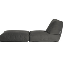 Šedý sedací vak v štýle ležadla s podnožkou od Sitting Point. Vybavený bočným vreckom a vysokým operadlom.