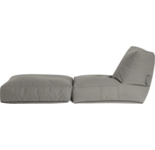 Sedací vak kreslo a podnožka Sitting Point so sivým látkovým poťahom, moderné relaxačné ležadlo na zem. Sitting Point Logo.