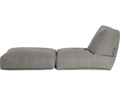 Sedací vak kreslo a podnožka Sitting Point so sivým látkovým poťahom, moderné relaxačné ležadlo na zem. Sitting Point Logo.