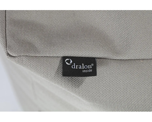 Detailný záber na textilnú tkaninu so štítkom Dralon Logo.