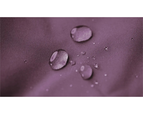 Detailný záber kvapiek vody na vodoodpudivej látke.