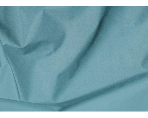 Detailný záber na štruktúrovanú látku s jemnými záhybmi v modrozelenej farbe.