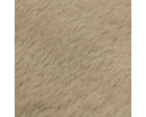 Detailný záber na mäkkú umelú kožušinu s hustou a plyšovou štruktúrou.