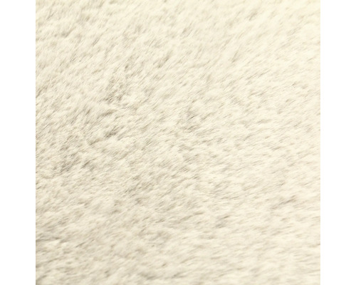 Detailný pohľad na mäkký povrch umelej kožušiny zo syntetických vlákien.