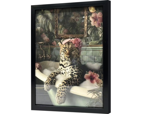 Zarámovaný 3D nástenný obraz s leopardom vo vani s penou, obklopený tropickými rastlinami a zrkadlom v pozadí.