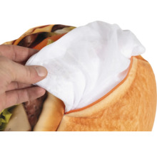 Ruka drží bielu vnútornú výplň vytiahnutú zo zipsu plyšového hamburgera.