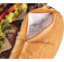 Vankúš v tvare hamburgeru so zipsom a vnútornou podšívkou.
