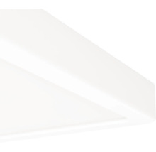 Detailný záber na roh bieleho stropného svietidla alebo LED panelu.