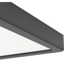 Detail rohu štvorcového stropného LED panela s matným tmavosivým rámom.