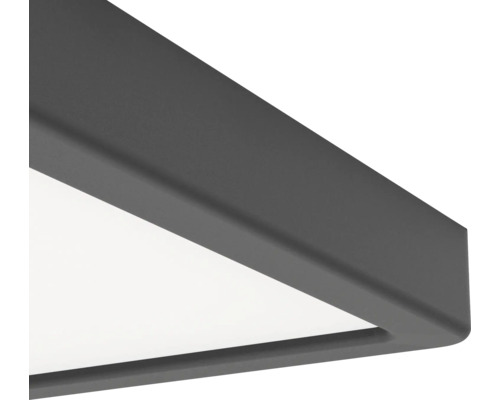 Detail rohu štvorcového stropného LED panela s matným tmavosivým rámom.