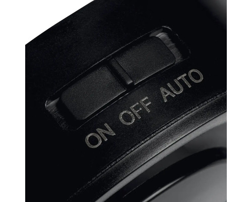 Detailný záber čierneho posuvného spínača s nápismi ON, OFF a AUTO.