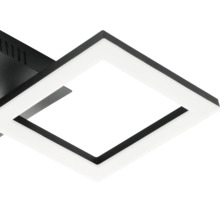 Detail moderného štvorcového LED stropného svietidla s čiernym rámom a bielym difúzorom.