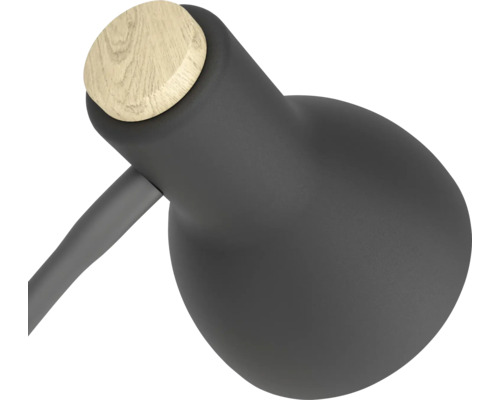 Hlava modernej stolovej lampy z matného čierneho kovu s okrúhlym dreveným detailom.