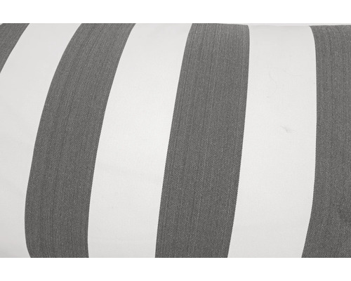 Detail tkanej látky v antracitovej a bielej farbe so širokým pruhovaným vzorom.