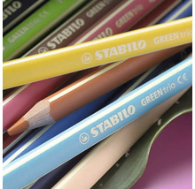 Detailný záber na farebné ceruzky STABILO GREEN trio s STABILO Logo, trojhranným telom a viditeľným drevom.