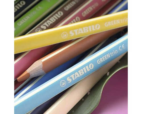 Farebné ceruzky Stabilo Green Trio v rôznych farbách s ergonomickým trojhranným tvarom.