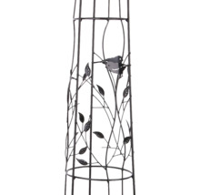 Kovová opora pre popínavé rastliny s dekoratívnymi listami a vtákmi, záhradný obelisk.