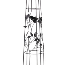 Kovový záhradný obelisk s dekoratívnymi motívmi vtákov, listov a konárov.