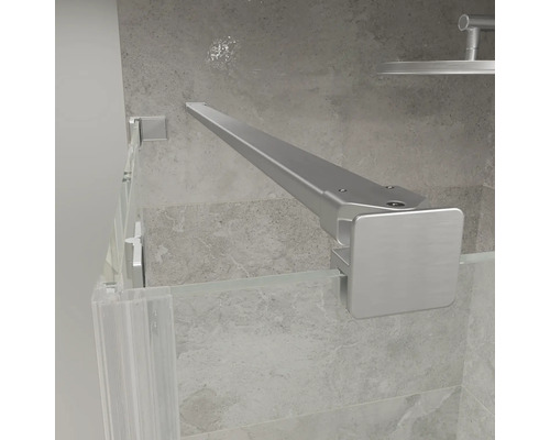 Detailný pohľad na modernú kovovú stabilizačnú tyč pre sklenenú sprchovú stenu v jasnej kúpeľni s obkladom.