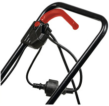 Rukoväť kosačky na trávu so spínacou pákou a bezpečnostným tlačidlom na ovládanie elektromotora.