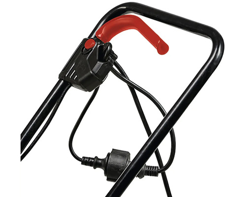 Rukoväť kosačky na trávu so spínacou pákou a bezpečnostným tlačidlom na ovládanie elektromotora.