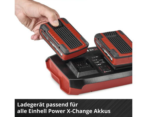 Dvojitá nabíjačka Einhell Power X-Change s jedným akumulátorom, zatiaľ čo druhý akumulátor sa vkladá ručne.