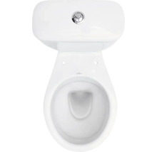Pohľad zhora na biele stojace keramické WC s nádržkou a chrómovým splachovacím tlačidlom.
