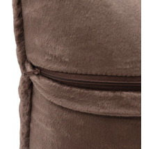 Detailný záber na zips na hebkom vankúši z umelej kožušiny