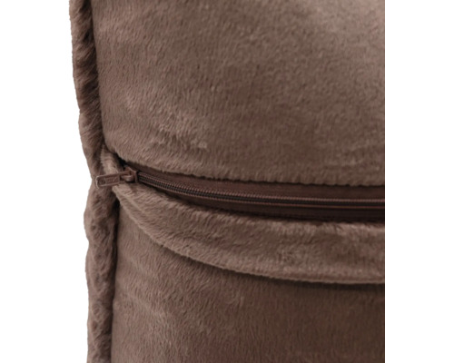 Detailný záber na zips na hebkom vankúši z umelej kožušiny