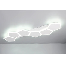 Moderné LED stropné svietidlo s geometrickými prvkami v tvare včelieho plástu namontované na strope