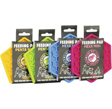 Štyri olizovacie podložky Kiwi Walker Feeding Pad v rôznych tvaroch a farbách v originálnom balení pre psov a mačky.
