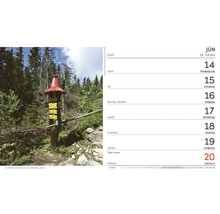 List nástenného kalendára na jún s fotografiou dreveného turistického smerovníka vo Furkotskej doline na Slovensku.