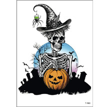 Halloweenské tetovanie s motívom lebky a tekvice na pozadí cintorína