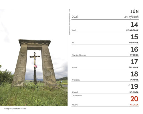 List nástenného kalendára na jún 2027 s fotografiou kríža pod kamennou bránou pri Spišskom hrade.