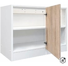 Biela spodná skrinka s polootvorenými dvierkami v dekore dreva a jednou policou vhodná do kuchyne alebo kúpeľne. (Image AI modified or generated)