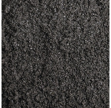 Detailný záber jemnozrnného tmavého posypového materiálu alebo granulátu ako textúry.