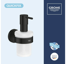 Dávkovač mydla Grohe QuickFix na stenu s matnou povrchovou úpravou a sklenenou nádobkou, vhodný na lepenie alebo vŕtanie.