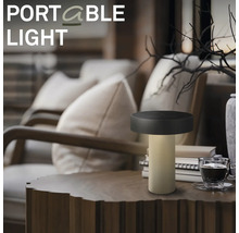 Moderná prenosná LED stolná lampa na príručnom stolíku v útulnej obývacej izbe