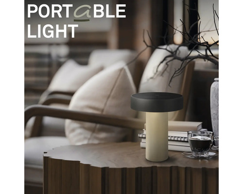 Moderná prenosná LED stolná lampa na príručnom stolíku v útulnej obývacej izbe