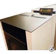 Peletové kachle s digitálnou riadiacou jednotkou a vetracími otvormi na hornej strane. (Image AI modified or generated)