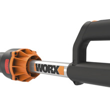 Detailný záber na elektrické náradie Worx s logom na rukoväti