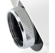 Detailný záber vodovodnej batérie s vrúbkovaným otočným gombíkom