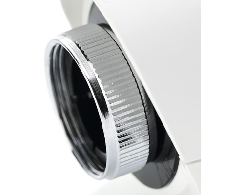 Detailný záber vodovodnej batérie s vrúbkovaným otočným gombíkom