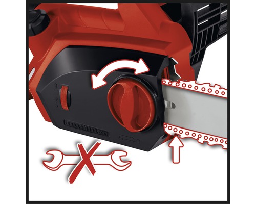 Detailný záber reťazovej píly ukazujúci, že na výmenu reťaze nie je potrebné žiadne náradie