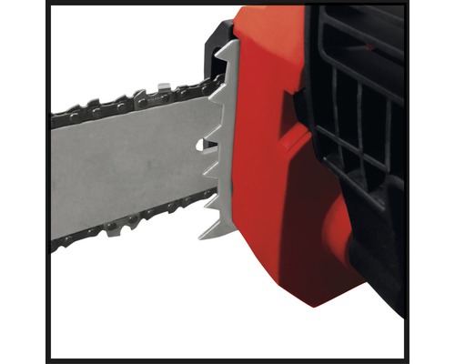Detailný pohľad na reťazovú pílu s ochranou reťazového kolesa